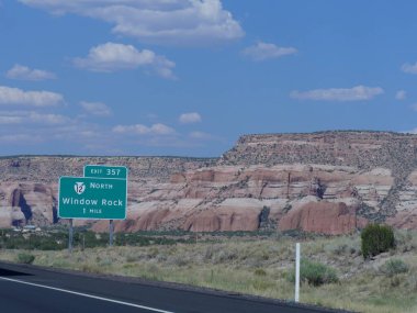 Arizona 'da yol kenarı tabelasıyla Pencere Kayası' na uzaklık bilgisi.