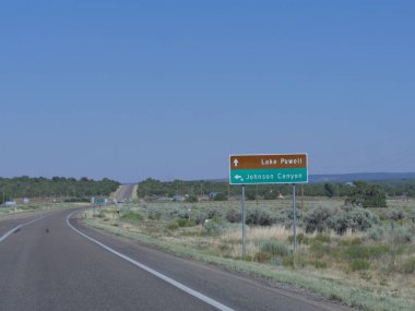 Yol kenarı işareti ve Arizona 'daki Powell Gölü ve Johnson Kanyonu' na giden yol..