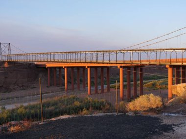 Tarihsel Tanner 'ın Küçük Colorado Nehri üzerindeki Cameron, Arizona' daki Geçiş Köprüsü. 