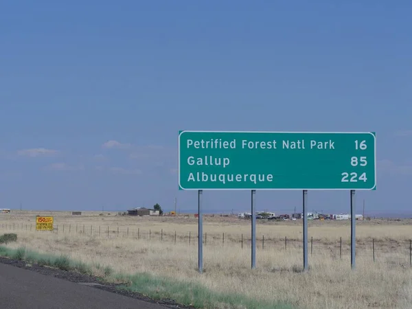 Signo Direcional Estrada Arizona Com Informações Distância Para Parque Nacional — Fotografia de Stock