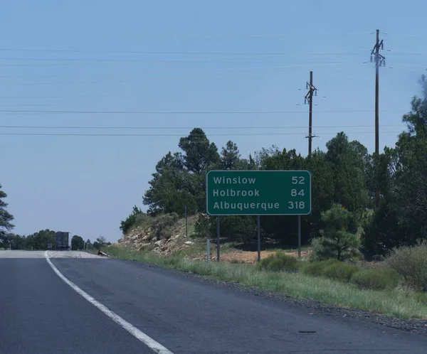 Sinais Direcionais Estrada Arizona Com Distâncias Para Winslow Holbrook Albuquerque — Fotografia de Stock