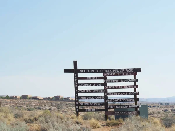 Arizona yakınlarındaki kiliselerin listesi olan yol kenarı tabelası..