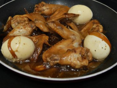 Haşlanmış yumurtalı tavuk kanadı adobo tarzı.