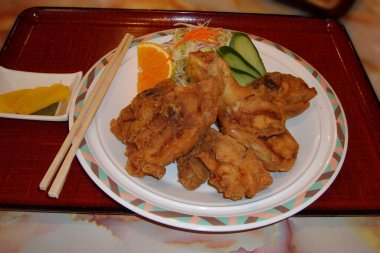 Sebzeli kızarmış tavuk dilimleri.