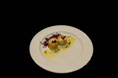 Küçük ekmekler soslu aperatifler olarak servis edilir.