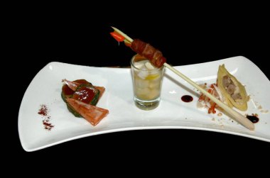 Ton balığı aperatifleri baştan çıkarıcı bir tabakta sunar.