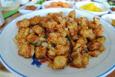 Kızarmış tavuk, kırmızı biberli.