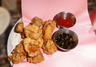 Kızarmış tavuk parçaları ve baharatlı soya sosu. 