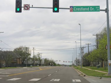 Norman, Oklahoma 'da ilkbahar günü trafiğin olmadığı bir sokak..
