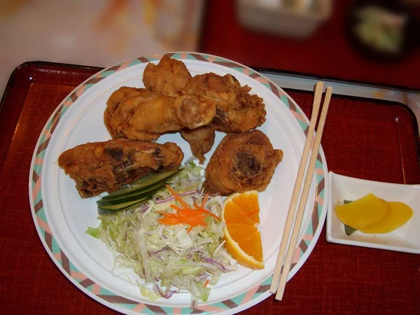 Lanzamiento Hacia Abajo Trozos Pollo Frito Servidos Con Verduras — Foto de Stock