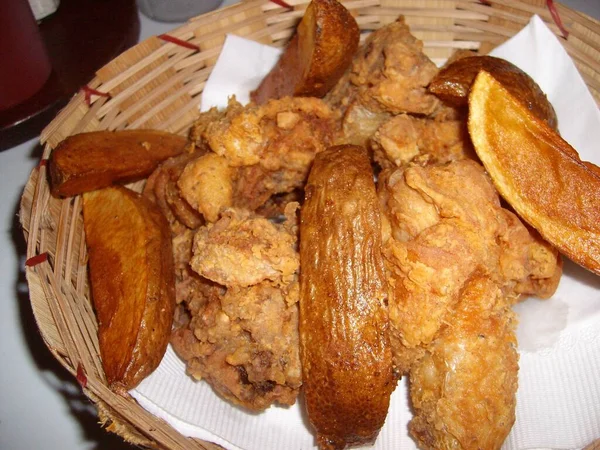 Frango Frito Cirspy Com Fatias Batata Assadas — Fotografia de Stock