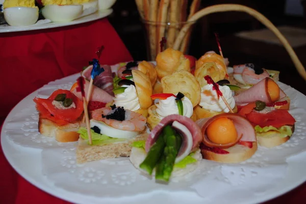 Prato Redondo Aperitivos Frutos Mar Fatias Presunto Enroladas — Fotografia de Stock