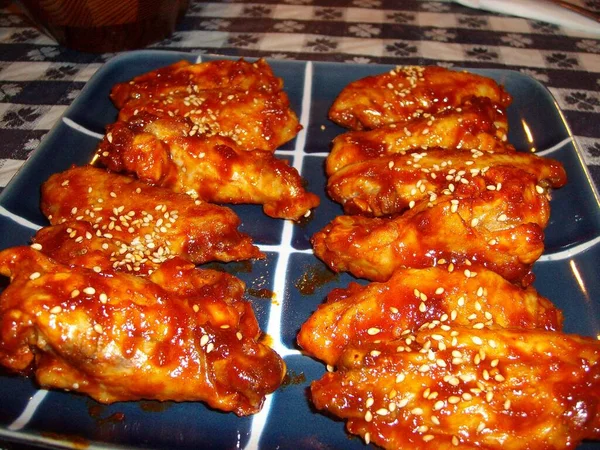 Πικάντικες Φτερούγες Κοτόπουλου Σουσάμι Και Καυτερή Σάλτσα — Φωτογραφία Αρχείου