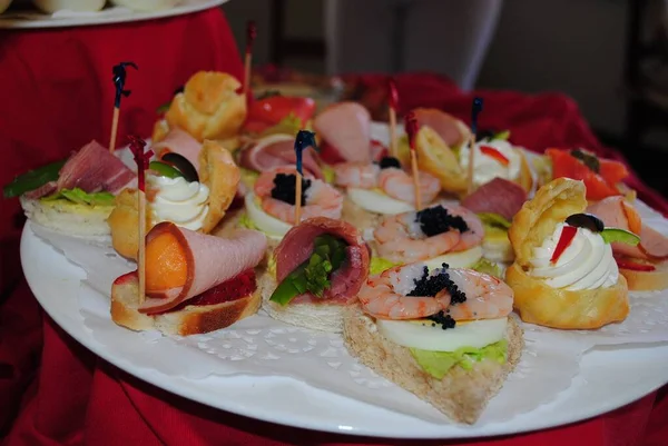 Sortimento Aperitivos Frutos Mar Fatias Presunto Roladas — Fotografia de Stock