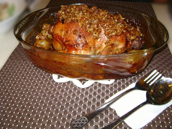 Hele Geroosterde Kip Met Knoflook Een Ovenschaal — Stockfoto