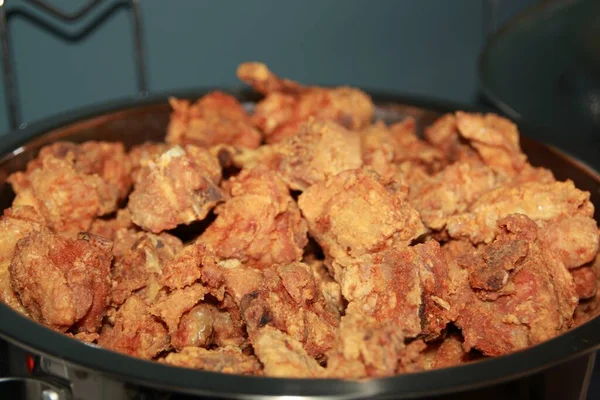 Pernas Frango Fritas Crocantes Uma Bandeja Redonda — Fotografia de Stock