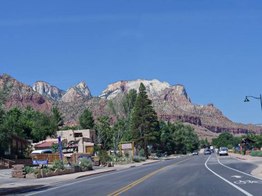 Springdale, Utah- Temmuz 2018: Springdale Utah 'taki Zion Ulusal Parkı' na açılan kapıdır..