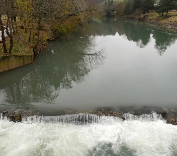 Reflexões Árvores Coloridas Nas Águas Rio Águia Guerra Arkansas — Fotografia de Stock