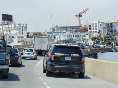 San Francisco, California - Temmuz 2018: Bir otoyol devriyesi San Francisco 'da bir trafik birikimiyle birlikte yolda ilerliyor.