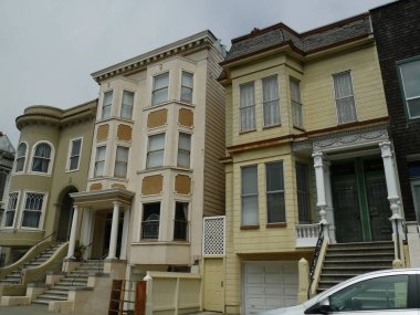 San Francisco, California - Temmuz 2018: San Francisco 'da bir sokak boyunca apartman ve binalar sıraları.
