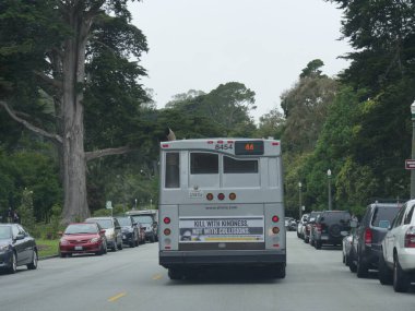 San Francisco, California- Temmuz 2018: San Francisco 'da her iki tarafında arabalar olan bir otobüs seyahat ediyor..