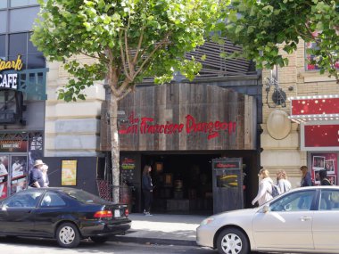 San Francisco, California - Temmuz 2018 San Francisco zindanının ön cephesi, sokaktaki insanlarla.