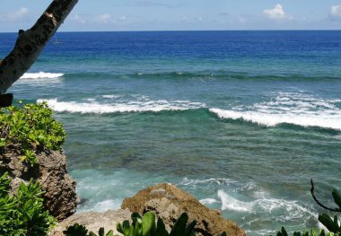 Güzel sahil manzarası, yumuşak dalgalar kayalıklara vuruyor..