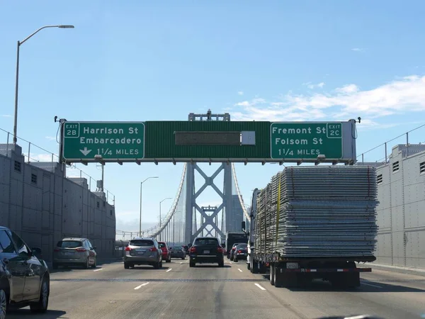 San Francisco Califórnia Julho 2018 Veículos Incluindo Caminhão Carregado Passam — Fotografia de Stock