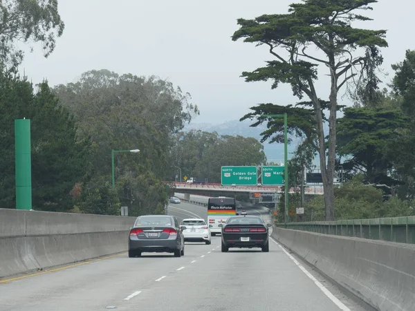 San Francisco California Ιούλιος 2018 Αυτοκίνητα Ταξιδεύουν Στο Δρόμο Κατευθυντικές — Φωτογραφία Αρχείου