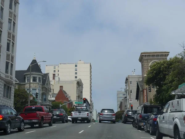 2018年7月 加利福尼亚州旧金山 在旧金山上坡街道上行驶的车辆 — 图库照片