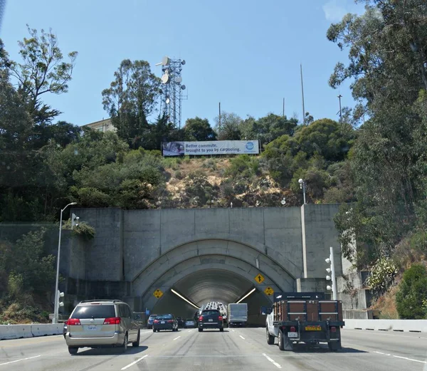2018年7月 自動車がサンフランシスコ市内に入るトンネルに近づく — ストック写真