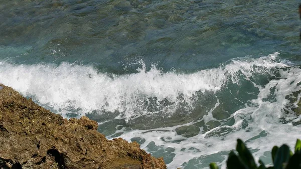 鋭い崖に対して圧延発泡波 — ストック写真