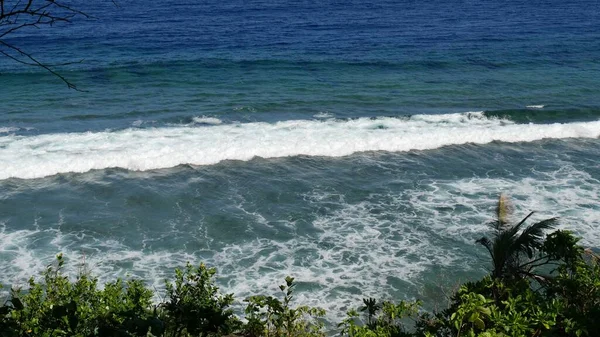 在菲律宾南部 柔和的海浪向岩石海岸滚去 — 图库照片