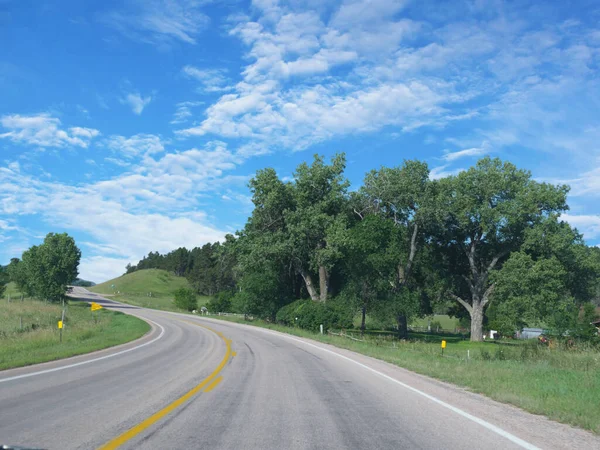 サウスダコタ州に舗装された曲がりくねった道と風景 — ストック写真