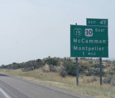 Yol boyunca McCammon ve Montpelier, Idaho, ABD yönergelerini imzalayın..