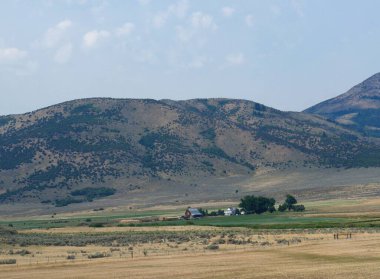 ABD 'nin Idaho kentindeki tepelerin eteklerine yayılmış tarım arazileri.