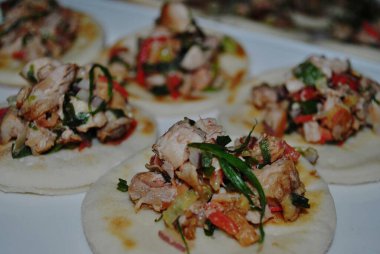 Et ve sebze soslu pizza ekmeği.