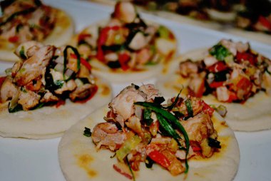 Et ve sebze soslu pizza ekmeği.