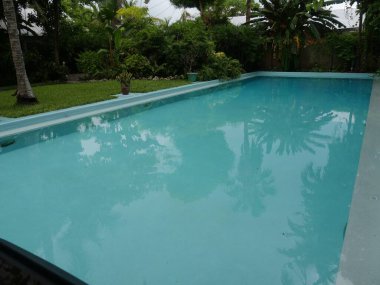 Bir evin arka bahçesinde yüzme havuzu 