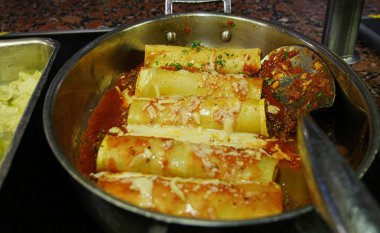 Sulu ve kremalı etli börekler.