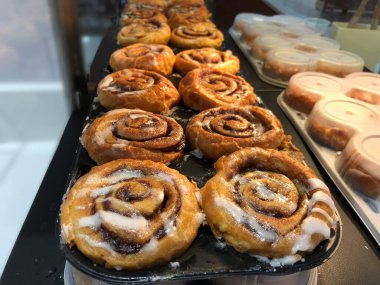 Kahvaltı büfesinde sıra sıra tarçınlı ekmek