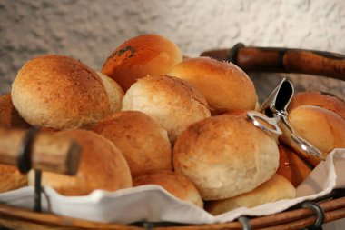 Bir çift maşayla taze yemek, yakın çekim. 