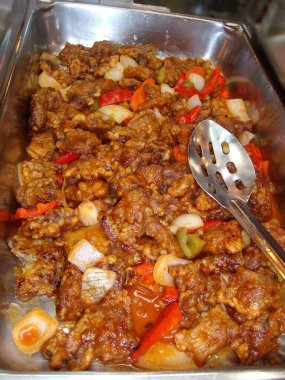 Metal tepside tatlı ve ekşi tavuk dilimleri