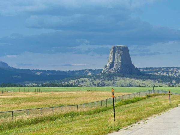 Famosa Torre Los Diablos Vista Desde Carretera Distancia Wyoming — Foto de Stock
