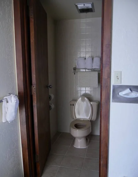 Öppen Dörr Till Toalett Toalett Hotell — Stockfoto