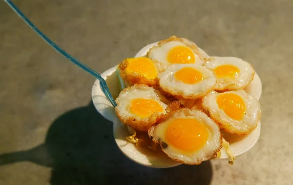 Lote Huevos Soleados Servidos Plato Blanco Pequeño — Foto de Stock