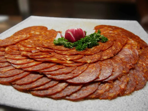 Slices Salami Netjes Een Schotel Een Ontbijtbuffet Bar — Stockfoto