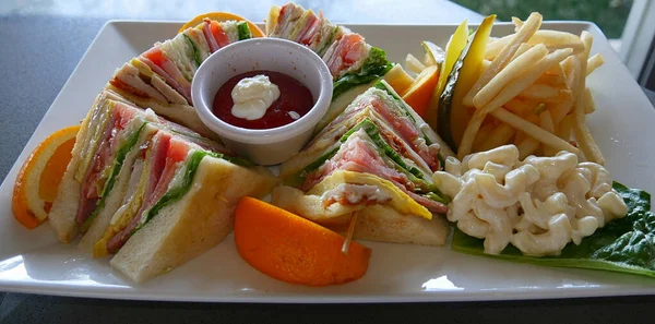 Servieren Von Club House Sandwich Mit Makkaroni Salat Und Pommes — Stockfoto
