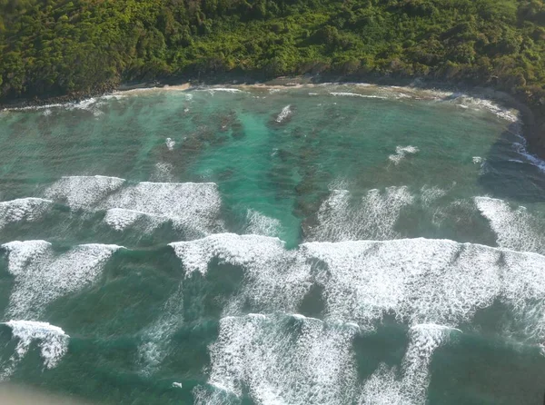 向波多黎各Culebra的Flamenco海滩滚去的柔和海浪的空中图像 — 图库照片