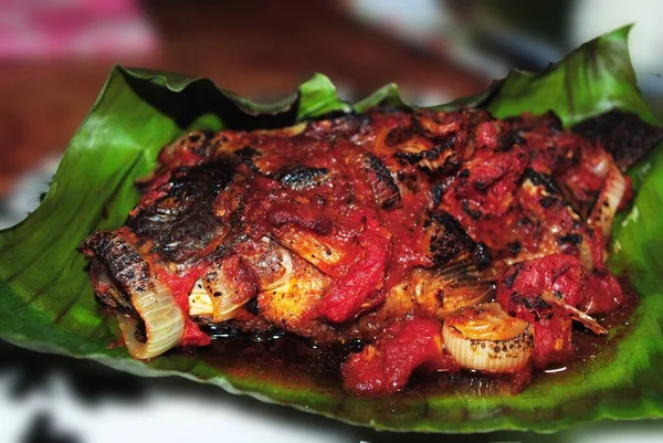 Potongan Tebal Dari Barbekyu Ayam Dengan Cincin Bawang Yang Dimandikan — Stok Foto